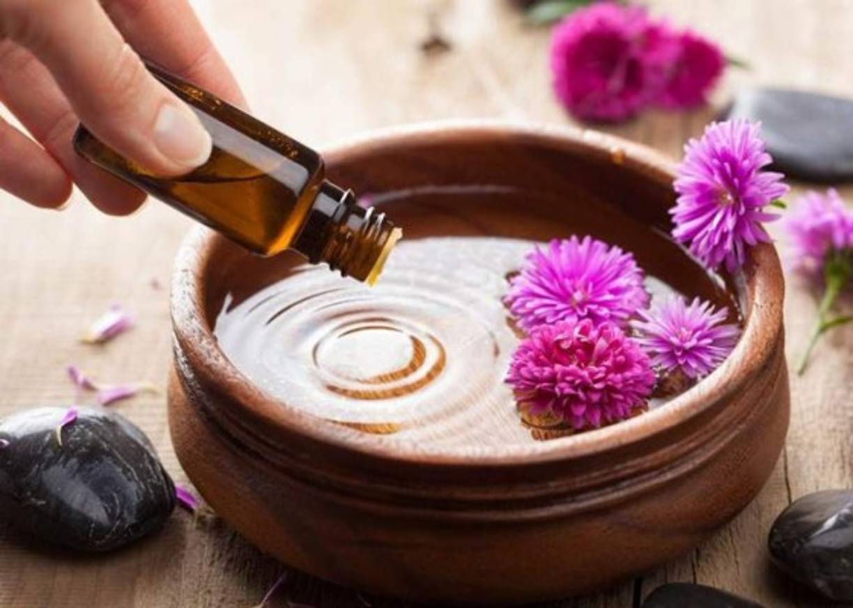 Aromaterapia para el dolor de cabeza: podemos encontrar aceites esenciales que son de gran efectividad para combatir el dolor de cabeza. Los más usados son Lavanda, Mejorana, Eucalipto o Manzanilla. Hay una mezcla para masaje que resulta útil que es: 5 gotas de romero, 5 gotas de nuez moscada, 5 gotas de lavanda y aceite base.