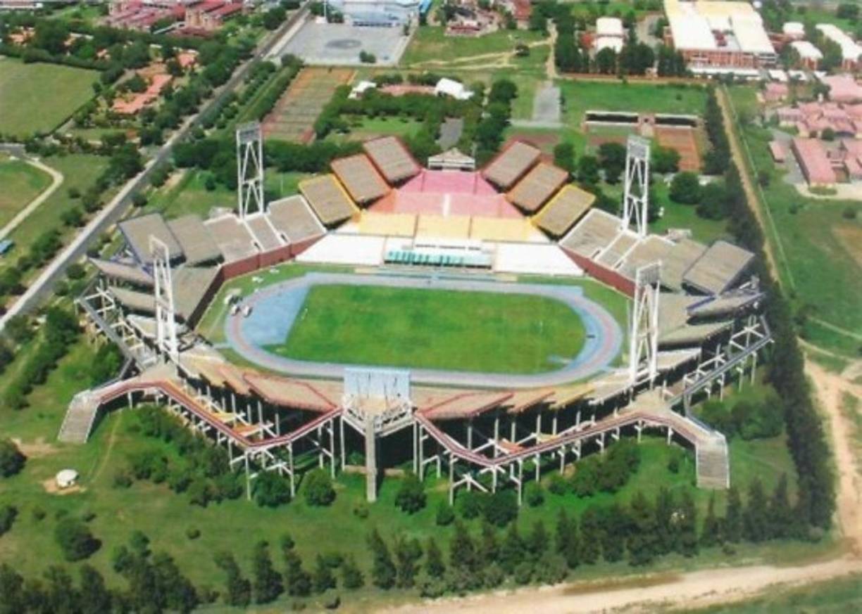 El estadio Mmabatho de Sudáfrica es curioso debido a la orientación de sus gradas: hay sectores cuyo asientos miran directamente a zonas donde no se desarrolla el juego.
