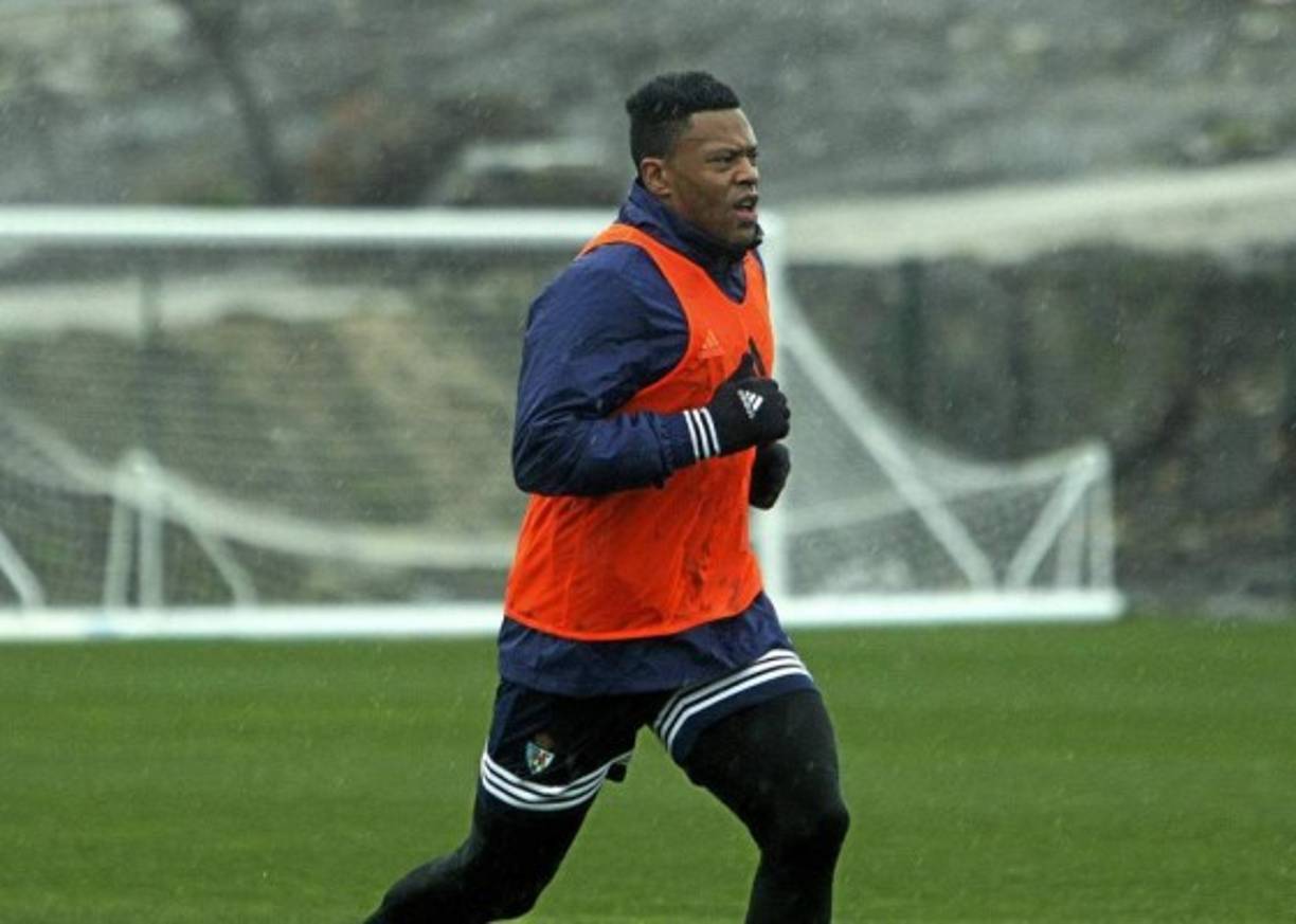 Julio Baptista: Brasileño de 35 años de edad puede volver a jugar en Europa de la mano del Bolton inglés, según The Sun. El último equipo en el que ha militado el exmadridista es el Orlando City, de la MLS. Antes militó en varios clubes europeos como ser el Real Madrid.