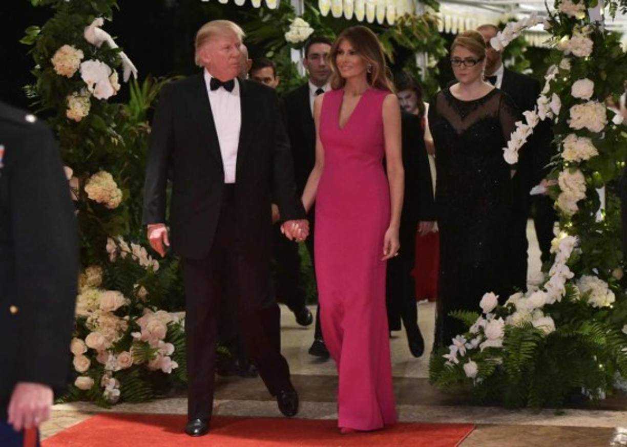 La primera dama, Melania Trump, reapareció anoche en una gala de la Cruz Roja, tras dos semanas de ausencia.