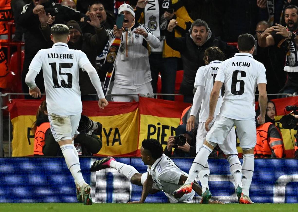 A pesar de arrancar el partido por detrás en el marcador, el <b>Real</b> <b>Madrid</b> logró empatar rápidamente y golpear con fuerza en el segundo tiempo. Una vez perdida su ventaja inicial, el Liverpool volvió a mostrar los errores defensivos que están lastrando su temporada en Inglaterra y los blancos no dejaron pasar la posibilidad de dejar la eliminatoria prácticamente sentenciada en la ida.