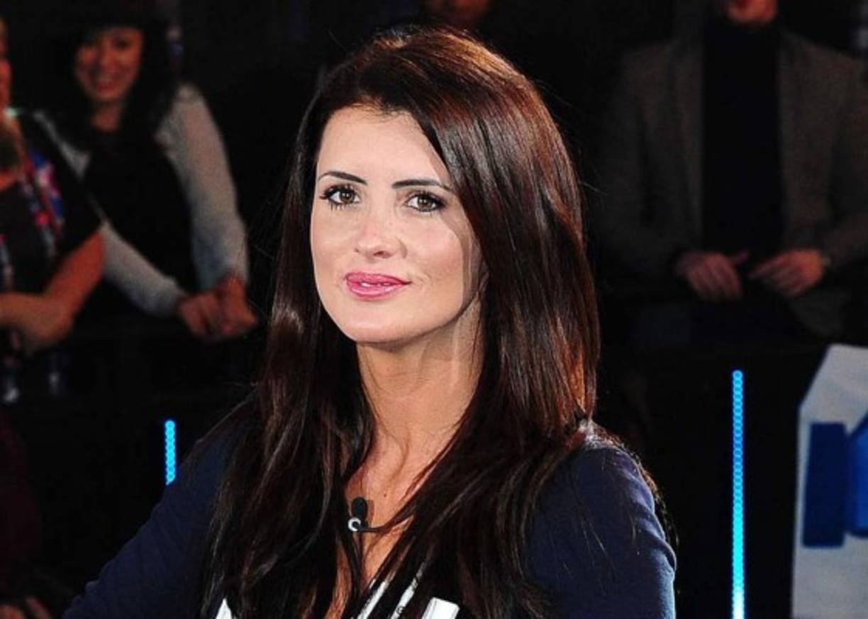 Helen Wood, ex dama de compañía, reveló en su nuevo libro, la relación que tuvo destacado futbolista. La mujer, aseguró que el futbolista se puso a llorar luego de tener un encuentro y hoy amenaza con hundir a futbolista.