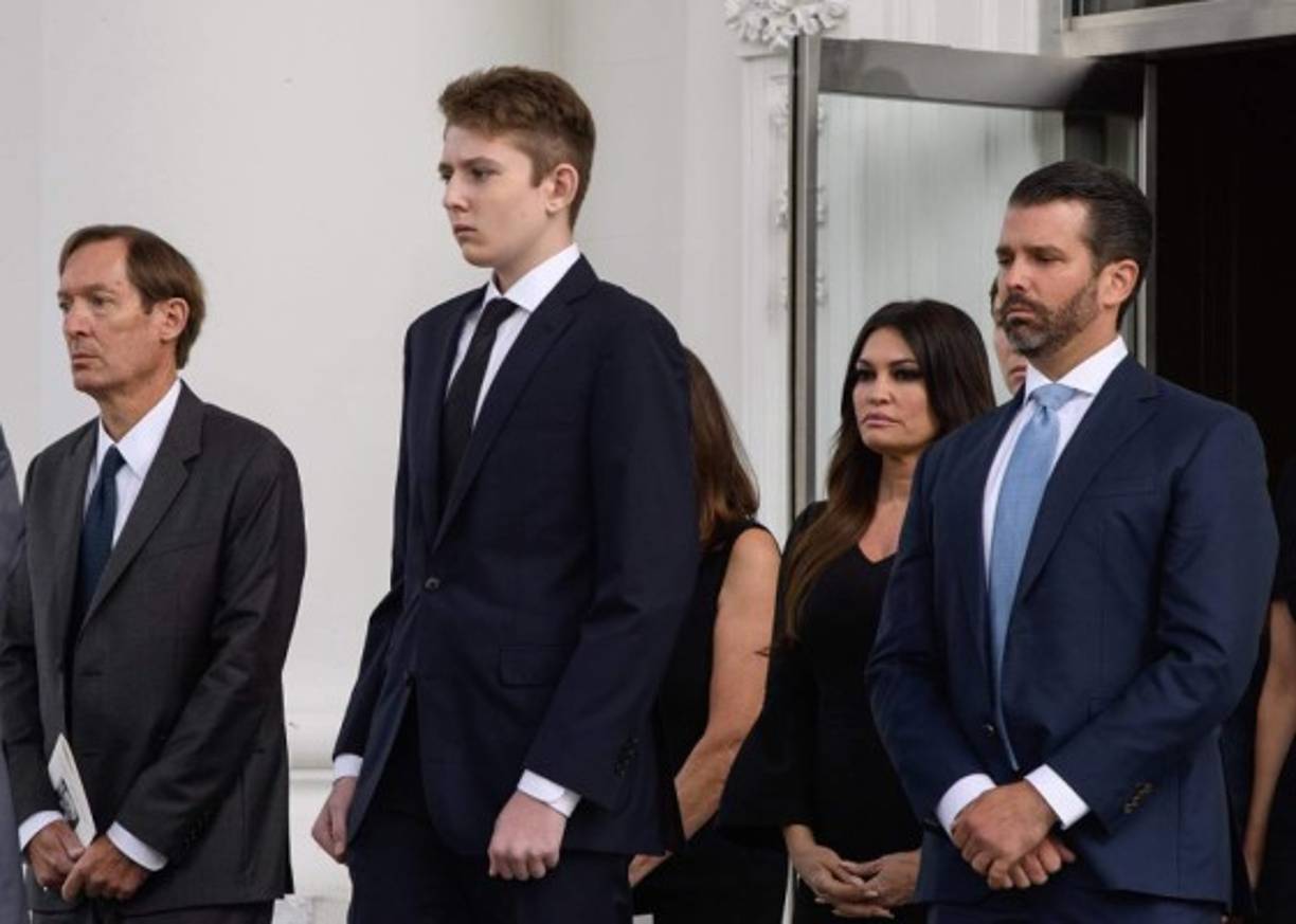 Barron Trump junto a su hermano Donald Jr. y la novia de éste, Kimberly Guilfoyle.