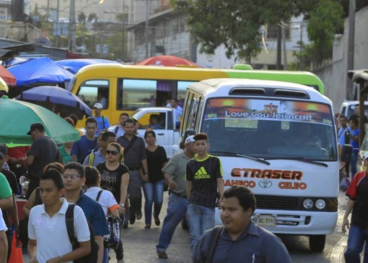 Los peatones caminan entre los buses en las calles. Los conductores igual se estacionan en cualquier punto para bajar y subir pasajeros.