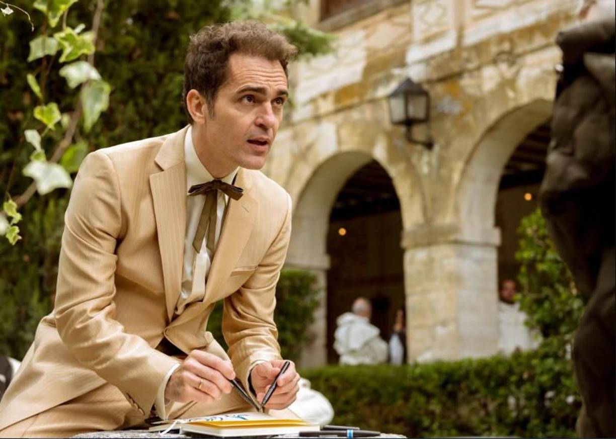 Lo que sí avanzan es que la primera temporada, que tendrá ocho capítulos, repasará los robos “más extraordinarios” que ha hecho el protagonista y tendrá tono de comedia romántica. “El tema de robos está más enfocado al ladrón de guante blanco, no habrá tantos tiros ni disparos como en ‘La Casa de Papel’”, dice Peña.