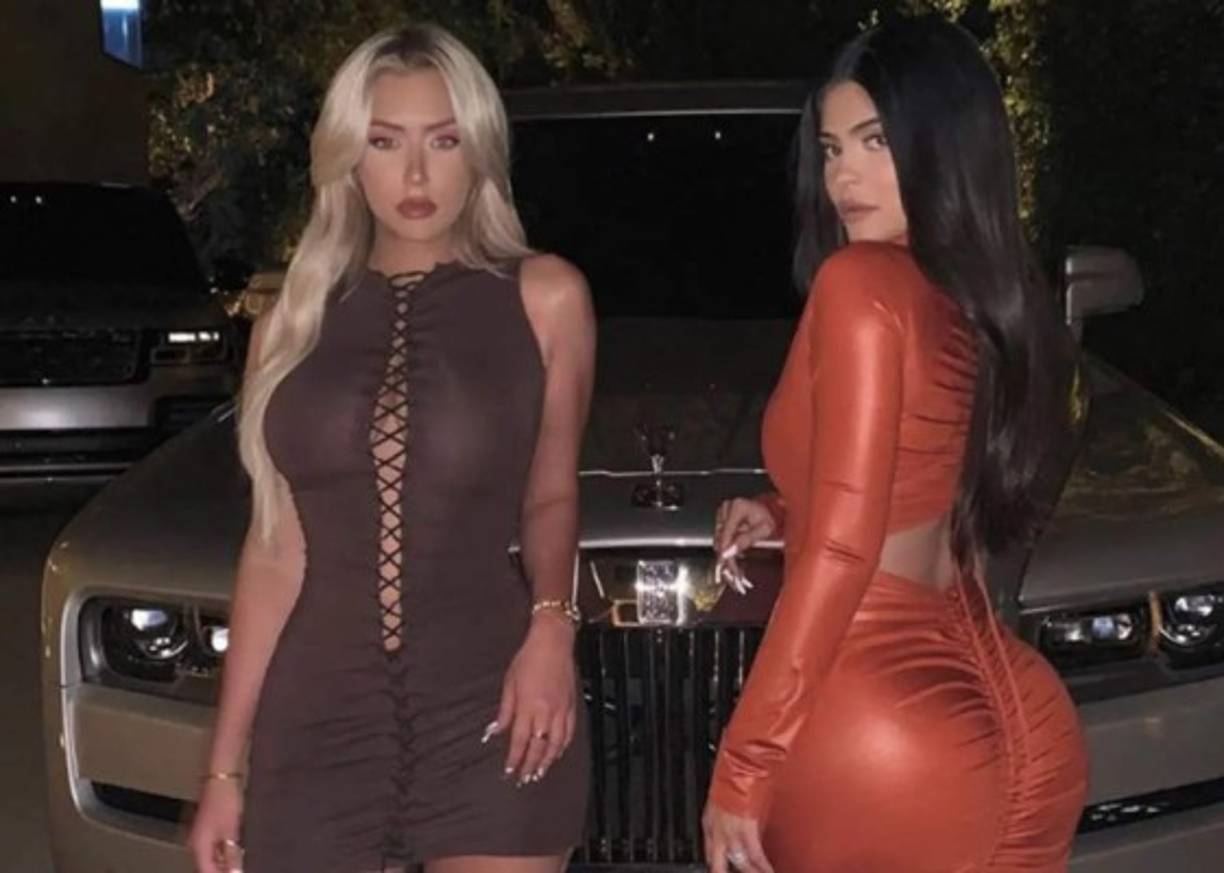 'Aprecio cada año que hemos pasado juntas y le doy gracias a Dios por haberte puesto en mi camino. No sería capaz de hacer todo esto sin ti. Sabes que puedes contar conmigo, hasta el fin del mundo. Hoy y siempre... te rendimos homenaje', concluyó la menor del clan Kardashian Jenner.