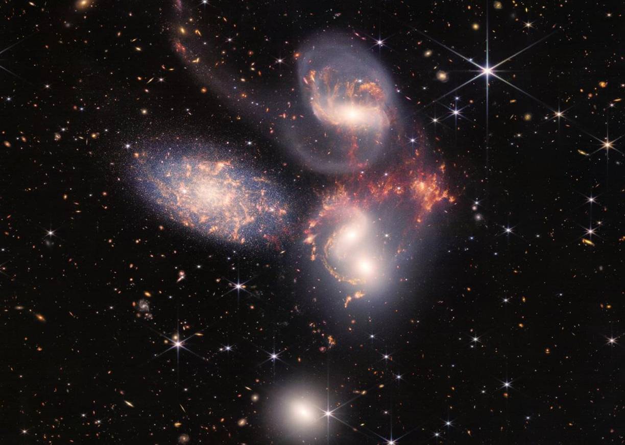 El mundo pudo observar una visión del universo que nunca antes se ha visto luego de que la NASA divulgara este martes una nueva oleada de imágenes tomadas con el telescopio espacial James Webb, el observatorio más potente que se ha puesto en órbita.