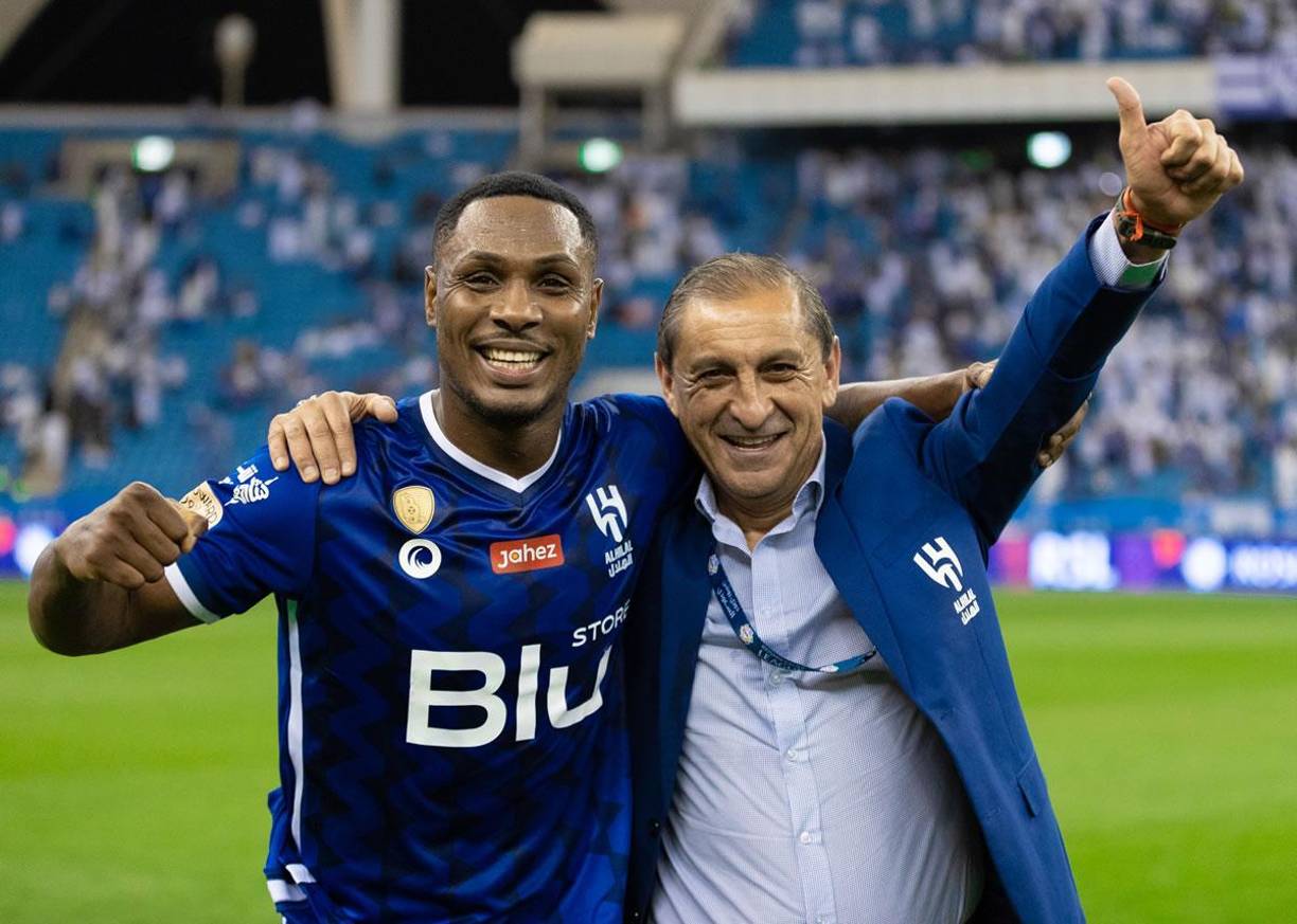 Odion Ighalo, el héroe del partido, celebrando con el entrenador del Al Hilal, el argentino Ramón Díaz.