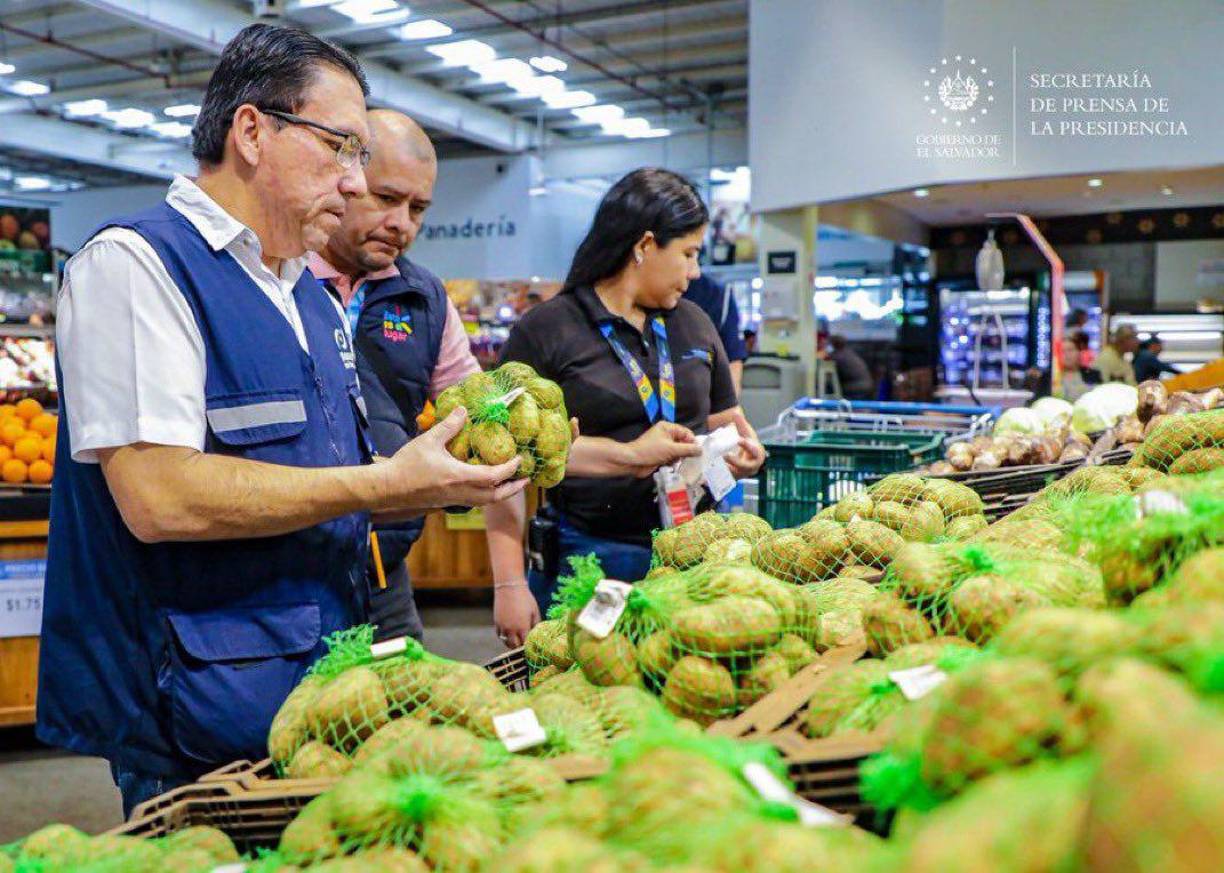 Ricardo Salazar, jefe de la estatal Defensoría del Consumidor dijo que: “Hemos iniciado un segundo e importante esfuerzo (...) para realizar una serie de investigaciones, una línea de investigación en las cadenas de supermercados”.