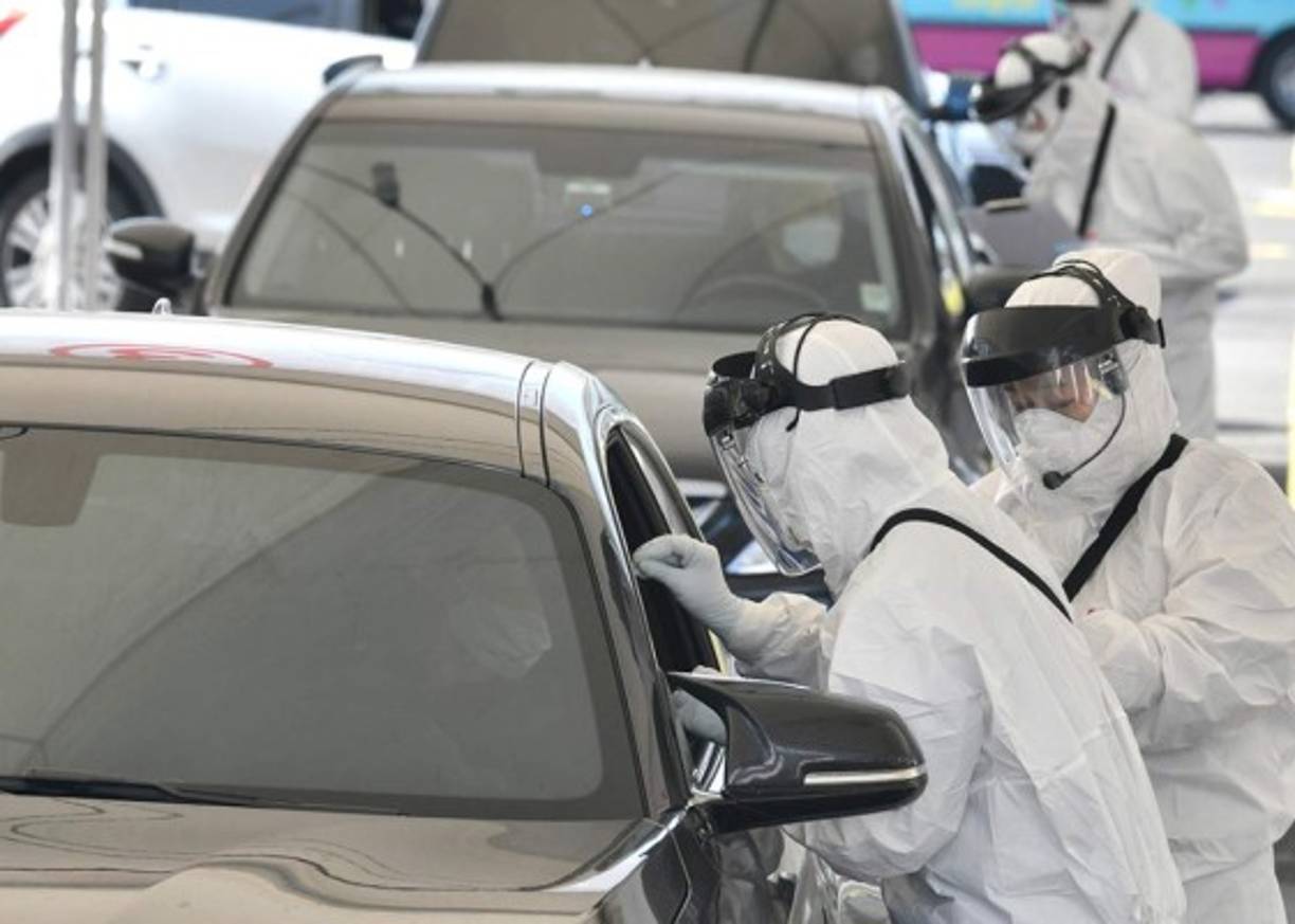 Los empleados están protegidos de pies a cabeza, para evitar cualquier contagio. Y tienen en su mesa un botella de líquido desinfectante para las manos.<br/>Ugly Duck no es la primera empresa en transformar su línea de producción para fabricar material médico: Foxconn, el fabricante taiwanés de iPhones, el constructor automotor chino BYD, e incluso una fábrica de pañales... se han puesto a producir mascarillas. En las calles también se toman medidas, un personal de salud ha salido a la calles a revisar a los conductores con sospechas de coronavirus.<br/>