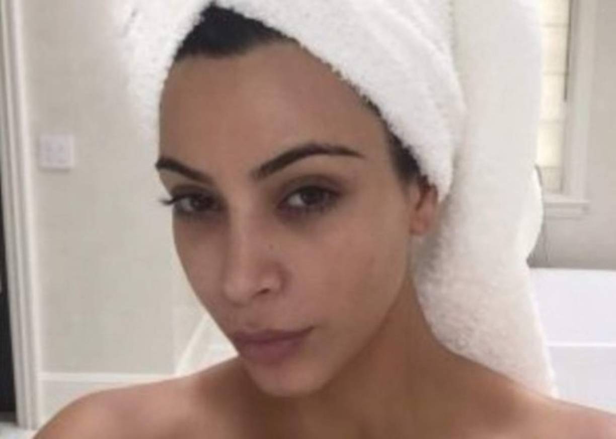 Kim Kardashian, una de las mujeres más seguidas de las redes sociales, posó en su Instagram al natural recibiendo miles de críticas.