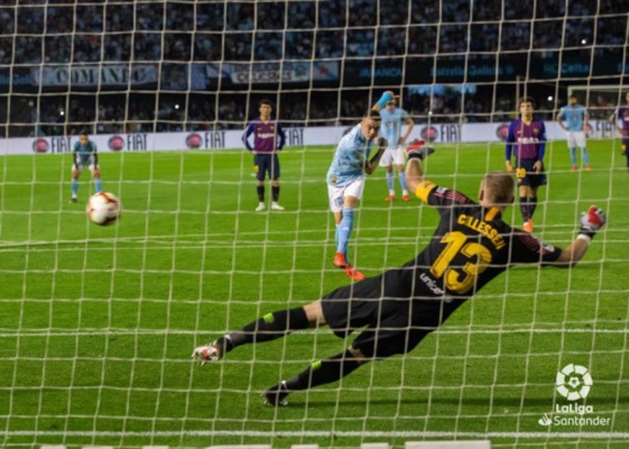 Iago Aspas puso el 2-0 del Celta con este lanzamiento de penal, engañando a Jasper Cillessen.