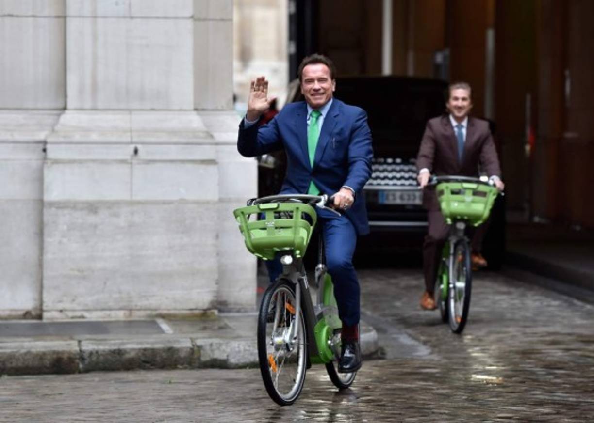 París. El paseo de ‘terminator’. Arnold Schwarzenegger dio un paseo en bicicleta por París en el marco de una cumbre climática.