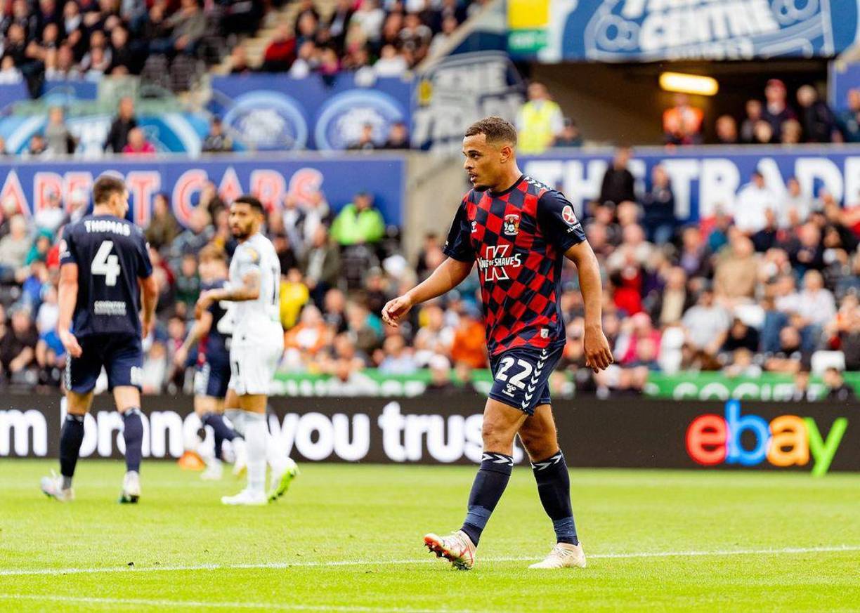 Joel Latibeaudiere, defensor formado en la cantera del Manchester City, recién fichó por el Coventry City de la Championship (2da).