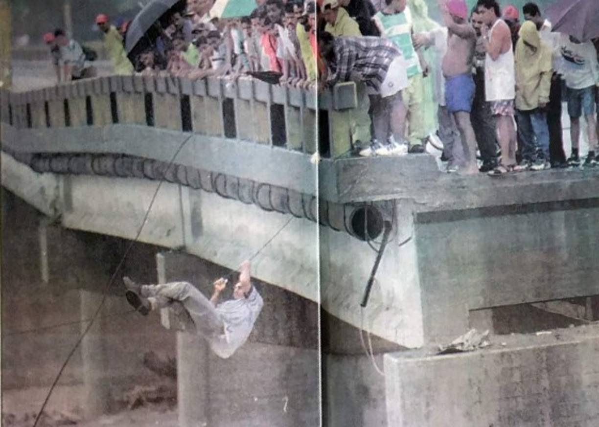 Eighty-year-old Irene Avila rescues a mirror with portraits of Jesus Christ and the Virgin Mary outside her destroyed dwelling 01 November in Tegucigalpa, Honduras, due to heavy rains from the former hurricane Mitch. Downgraded to a tropical storm, official reports have put the death toll at 231 in Honduras, 566 in Nicaragua, 63 in El Salvador, 16 in Guatemala, 7 in Costa Rica and one each in Panama and Mexico. <br/><br/>La senora Irene Avila (80) rescata un cuadro de entre los escombros de su vivienda que fue destruida 01 de Noviembre por el derrumbe del Cerro El Berrinche en Tegucigalpa,Honduras.Mas de un millar de viviendas fueron destruidas por el derrumbe del Cerro El Berrinche como producto de la Depresion Tropical Mitch que azoto este pais. / AFP PHOTO / YURI CORTEZ