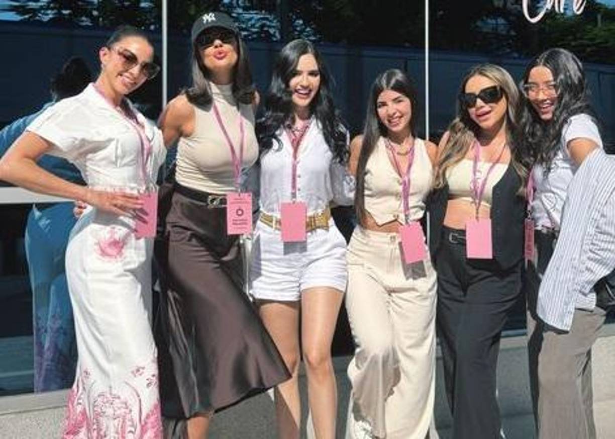 En otra imagen se le ve con Sheynnis Palacios, Miss Universo 2023, la salvadoreña Adriana Hasbún y la guatemalteca Gaby Asturias.