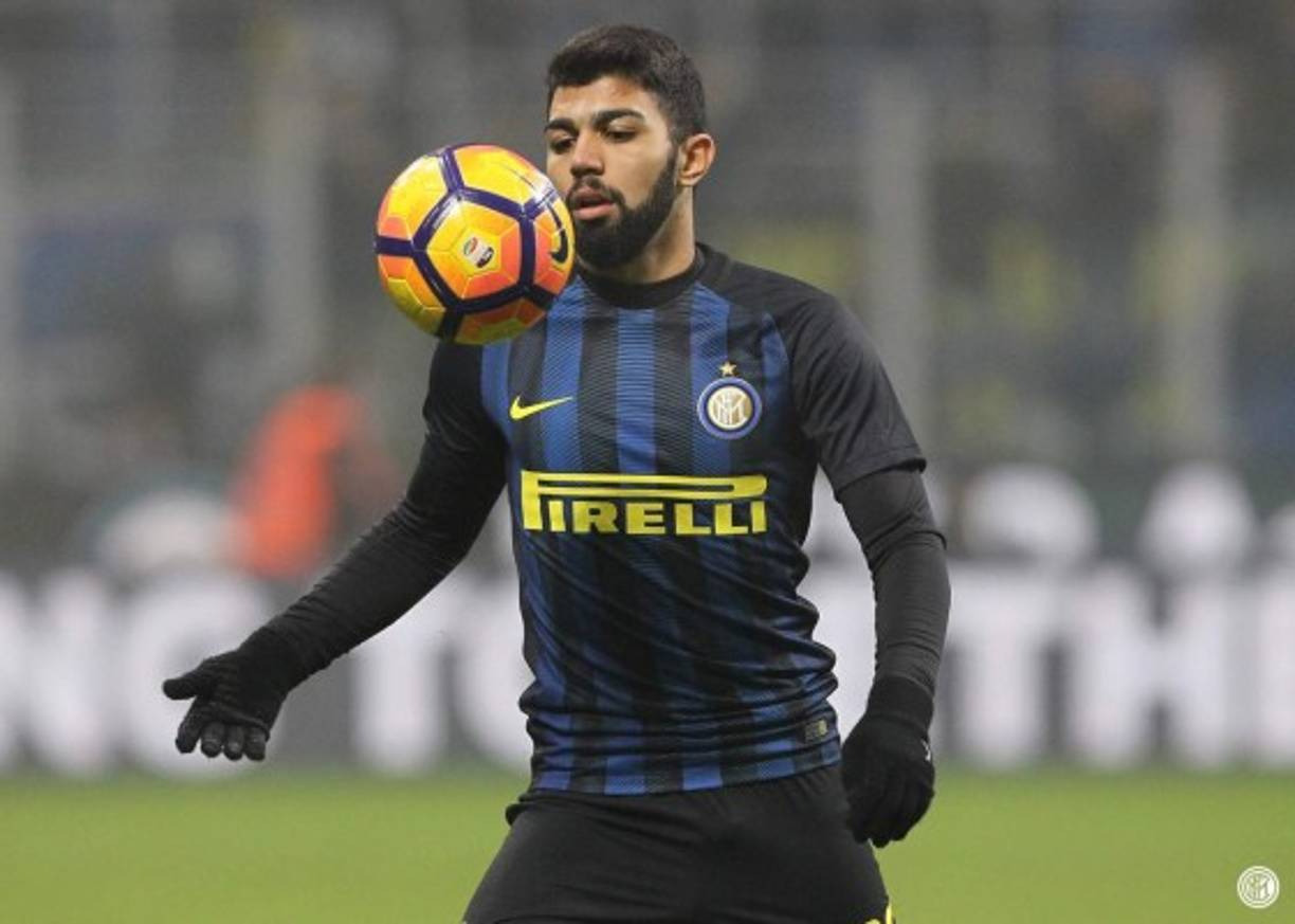 Parece que el futuro de Gabigol está en Portugal. Su agente ya está en el país luso para firmar una cesión. El periodista Gianluca di Marzio asegura que el equipo que tiene más opciones es el Benfica, aunque el Inter preferiría que acabas en el Porto. En las últimas horas se había relacionado a Gabriel Barbosa con el Málaga, pero la opción se aleja.