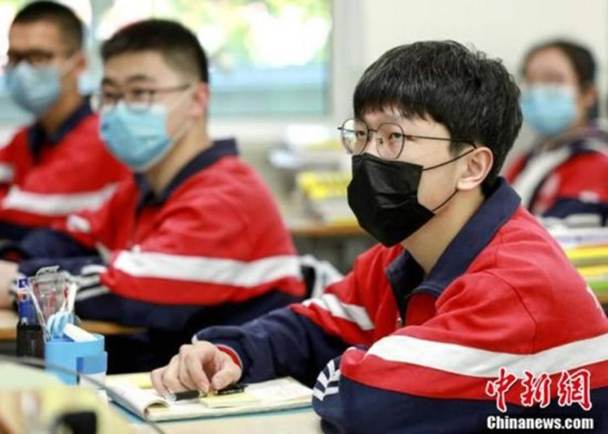 Desde alumnos de primaria a los de secundaria, todos llegan a clases con máscaras protectoras.