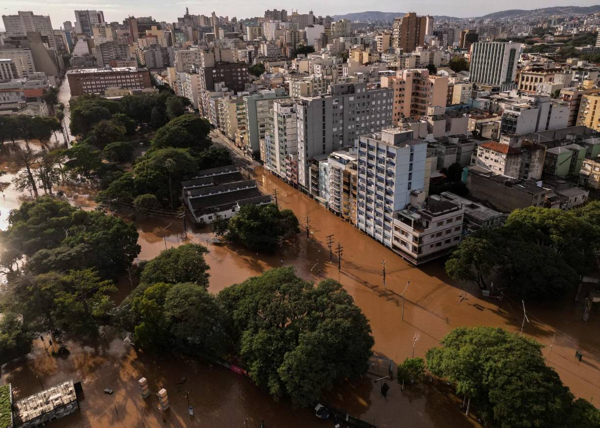 Más de una semana después de que comenzaran las lluvias, sin corrientes que desplacen las aguas, el olor es nauseabundo en una ciudad que tiene zonas convertidas en verdaderos basurales.