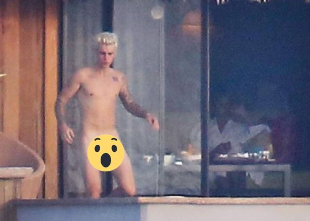 Unas fotos de Justin Bieber desnudo durante unas vacaciones en Bora Bora se convirtieron en un dolor de cabeza del canadiense desde que las dio a conocer un diario de Nueva York. El New York Daily News publicó varias fotos censuradas de la estrella sin nada de ropa, cuando se disponía a zambullirse en la piscina de su hotel con la modelo Jayde Pierce.