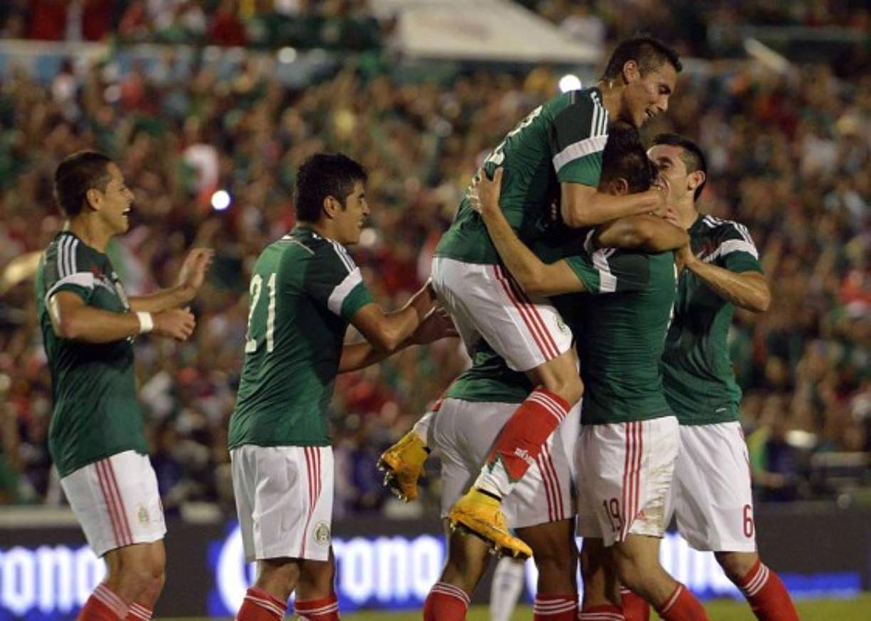 Los mexicanos festejando la segunda anotación del partido.