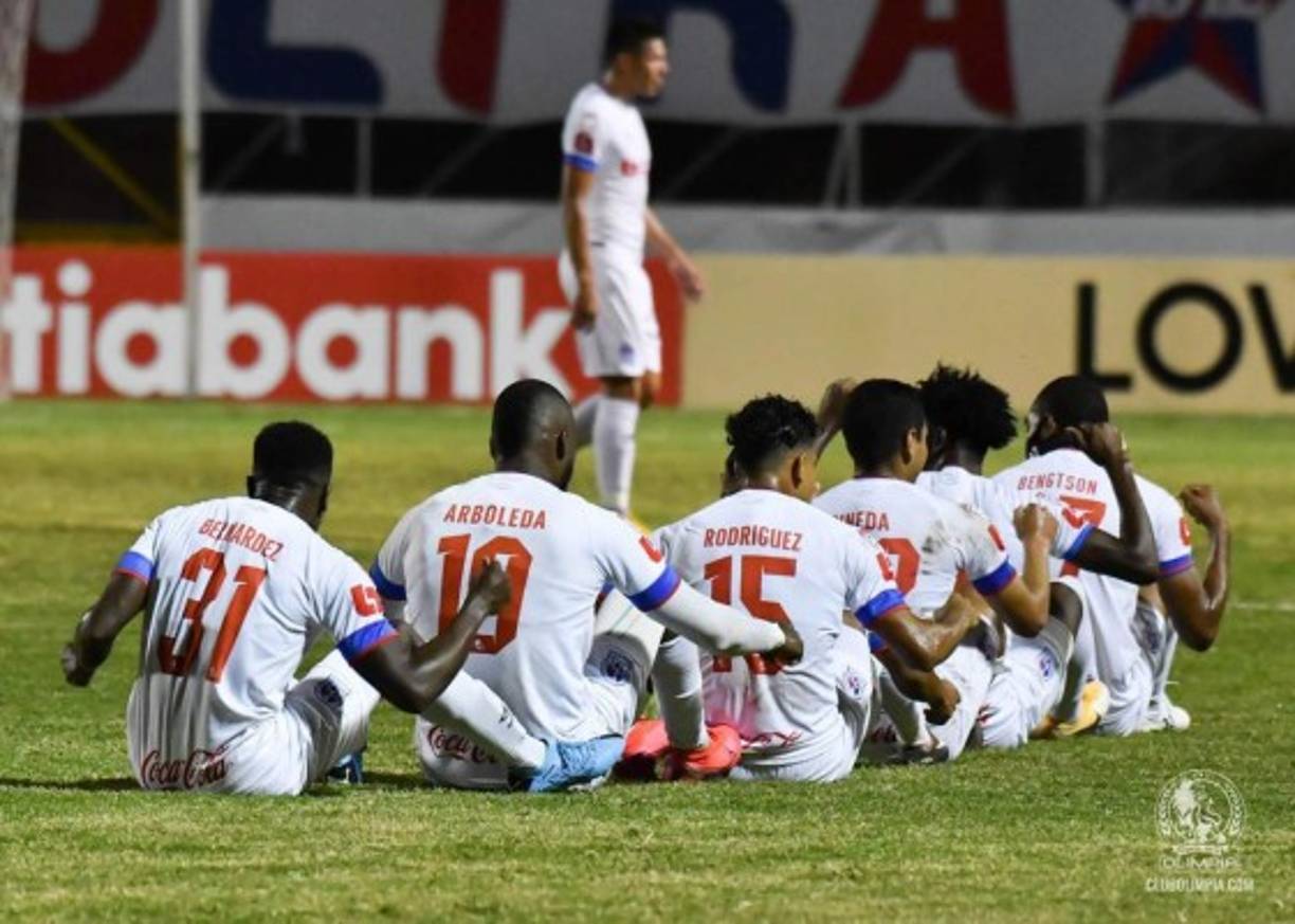 Trencito. Así celebraron los jugadores del Olimpia el primer gol del partido contra Motagua.