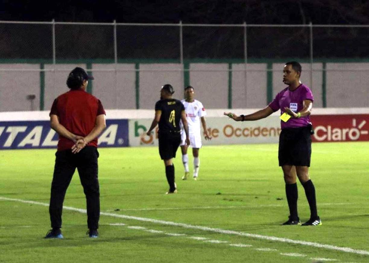 Minutos después Troglio siguió reclamando y esta vez el árbitro Selvin Brown le mostró tarjeta amarilla.