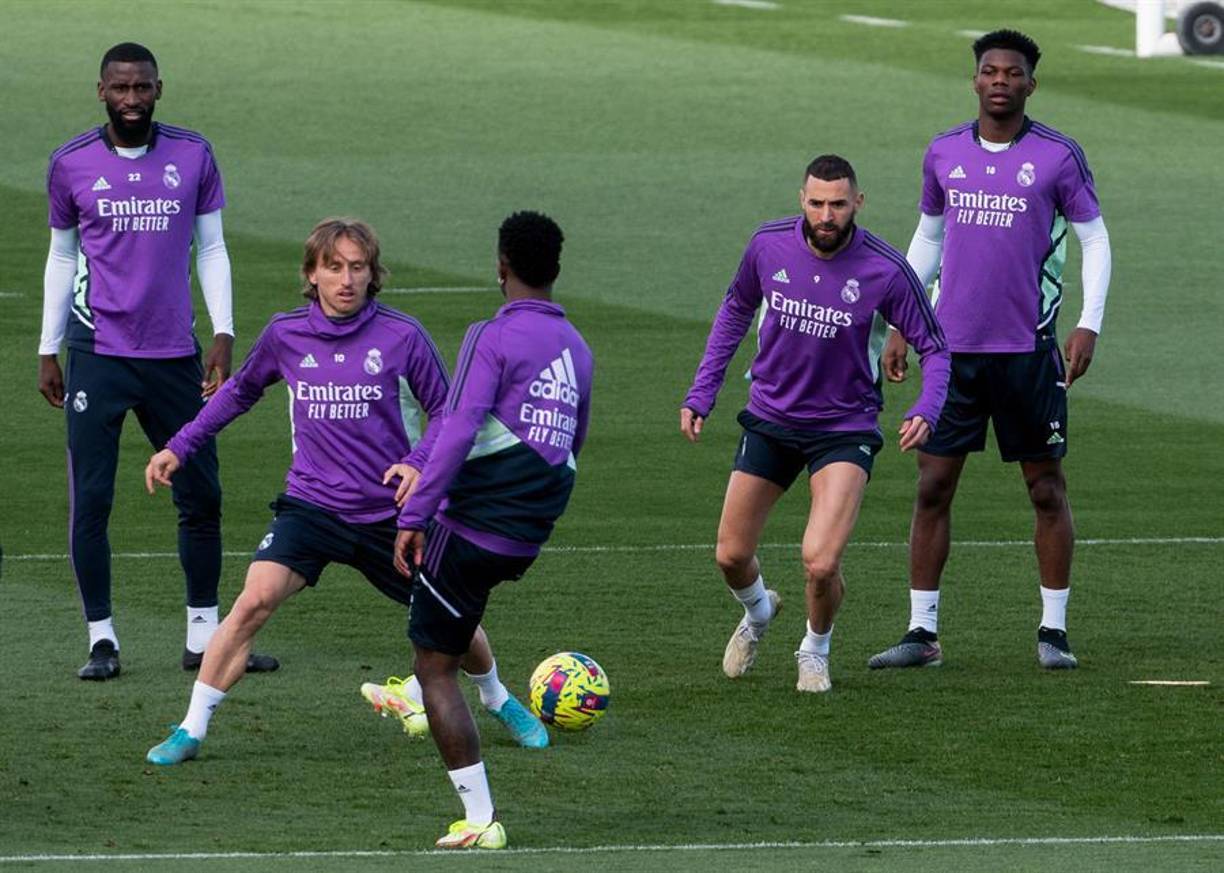 El conjunto de Carlo Ancelotti se enfrenta al equipo azulgrana con el objetivo de recortar distancias en La Liga de España y mantenerse en la lucha por el liderato.