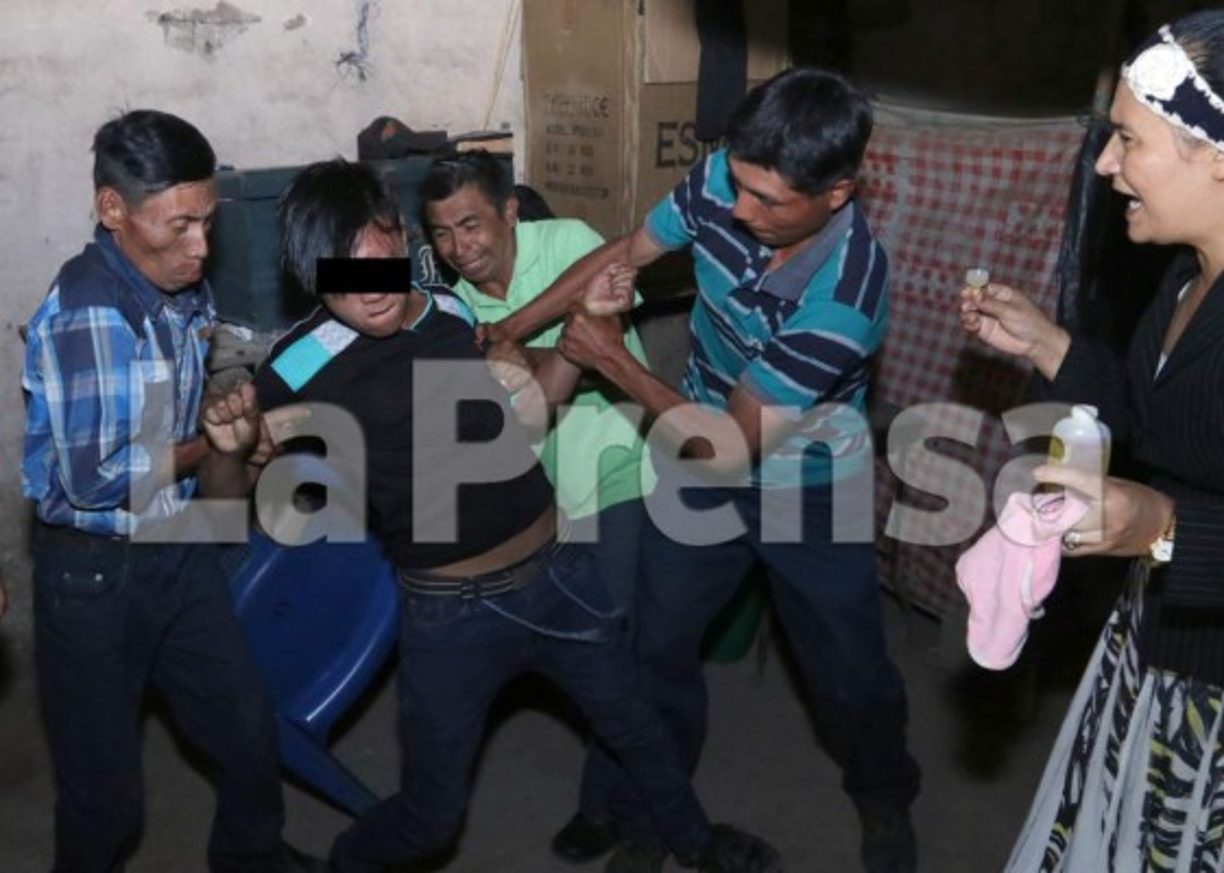 La fuerza que tienen estos jóvenes es impresionante, algo inexplicable, se necesitan varios hombres para sujetarlos. Varios de ellos visitan el cementerio a medianoche para sacar tierra de la tumba del joven muerto y se la comen. El caso ha hecho que pastores lleguen a la comunidad a orar por ellos.