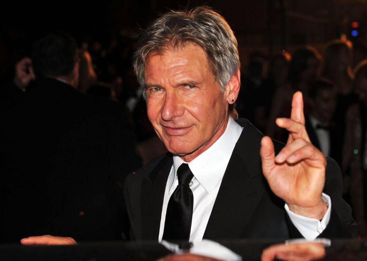 En 1998, fue incluido en la lista de las 50 personas más bellas del mundo de la revista People. A pesar de su edad, Harrison Ford sigue activo en la industria del cine y ha continuado interpretando papeles destacados en películas recientes como “Blade Runner 2049” (2017) y “Star Wars: El ascenso de Skywalker” (2019).