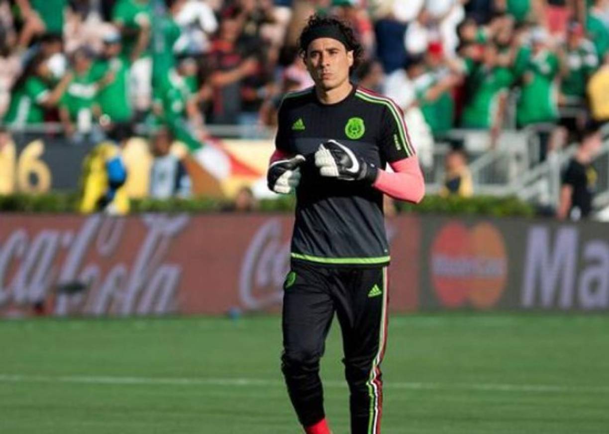 Guillermo Ochoa cuenta con 32 años de edad y sería uno de los que le fue infiel a su esposa al pasar la noche con varias chicas de compañia.