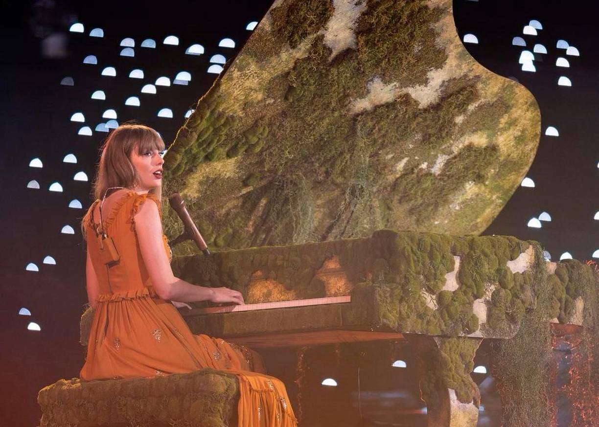 La revista People informó que Taylor Swift invitó a la familia de Machado al último concierto de su gira brasileña. Eso fue el 26 de noviembre, según las imágenes publicadas en X, también se reunió con ellos detrás del escenario y posó para una foto, quienes vestían camisetas con imágenes de Ana Clara .