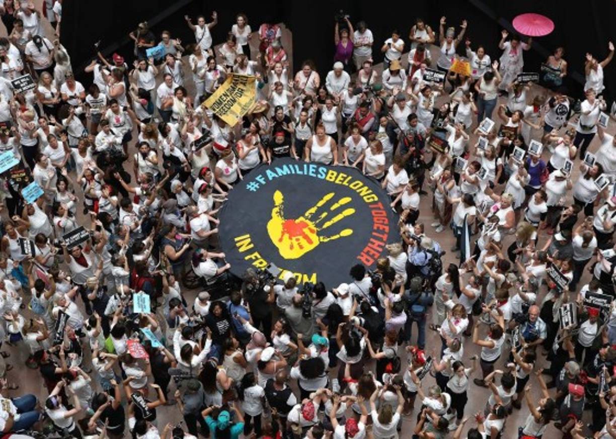 La Policía del Capitolio de Estados Unidos dijo que 575 personas llevaron a cabo una protesta sentadas en el atrio de un edificio de oficinas del Senado y fueron acusadas de manifestarse ilegalmente, luego procesadas en el lugar y liberadas.<br/>