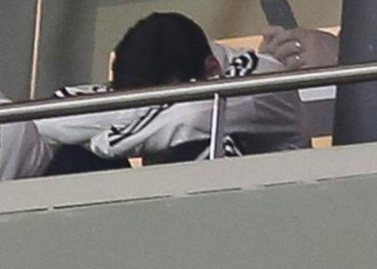 Tras ver el rídiculo de sus compañeros, Messi tuvo esta reacción en el palco.