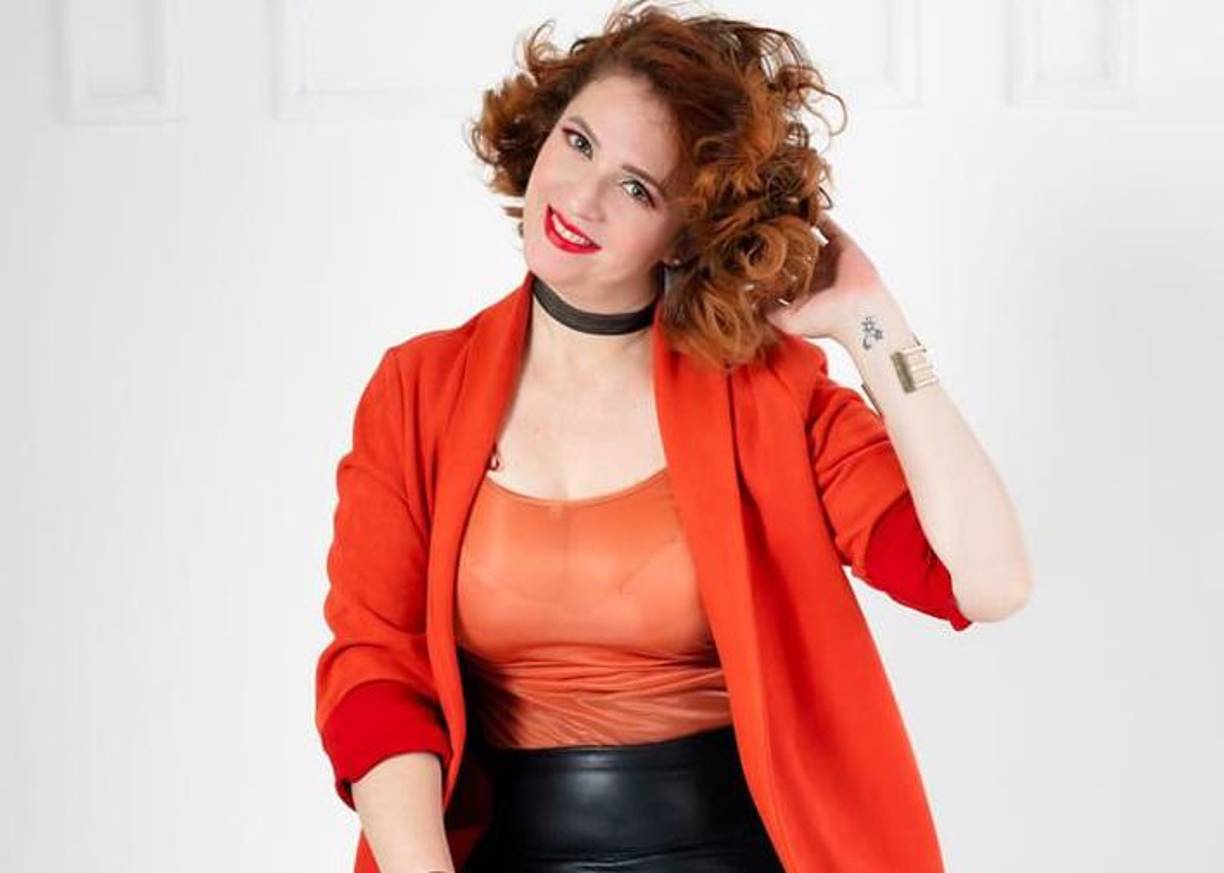 <b>KAREN ALCÁNTARA</b>Desde hace 23 años es la líder y vocalista del grupo Ósmosis y ha logrado destacarse en la música con su banda, pese a su trabajo en una institución financiera y ser la orgullosa madre de dos niñas con el guitarrista Luis Rivera. Su pasión por la música la ha llevado a presentarse en numerosos eventos y festivales interpretando grandes éxitos del rock y el pop en inglés y español, llevándola a ganarse el cariño del público por su energía y talento. Sígala en redes sociales: @osmosishn y @karenalcantara.az