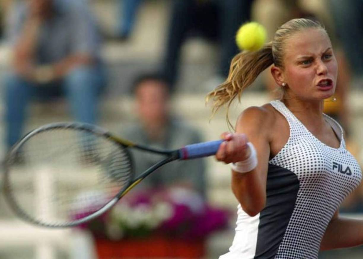 Jelena Dokić: La extenista australiana narra en su autobiografía cómo fueron los abusos físicos y verbales que sufrió por parte de su padre, Damir Dokic, desde que tenía 11 años. 'Mi padre me pegaba a diario, llegó a patearme la cabeza', señaló.