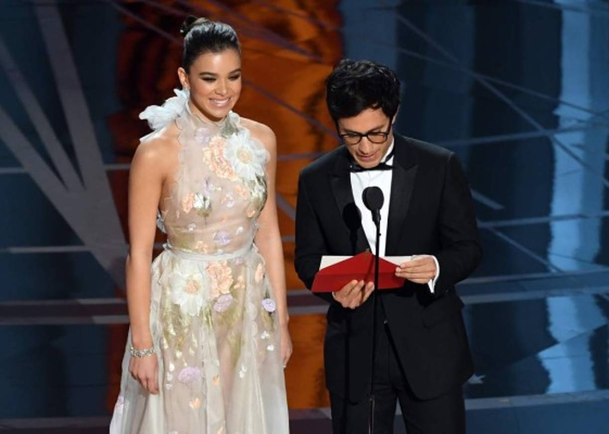 'Como mexicano, como latinoamericano, como un trabajador migrante, como ser humano, estoy en contra de cualquier forma de muro que quiera separarnos', dijo el actor mexicano Gael García Bernal.