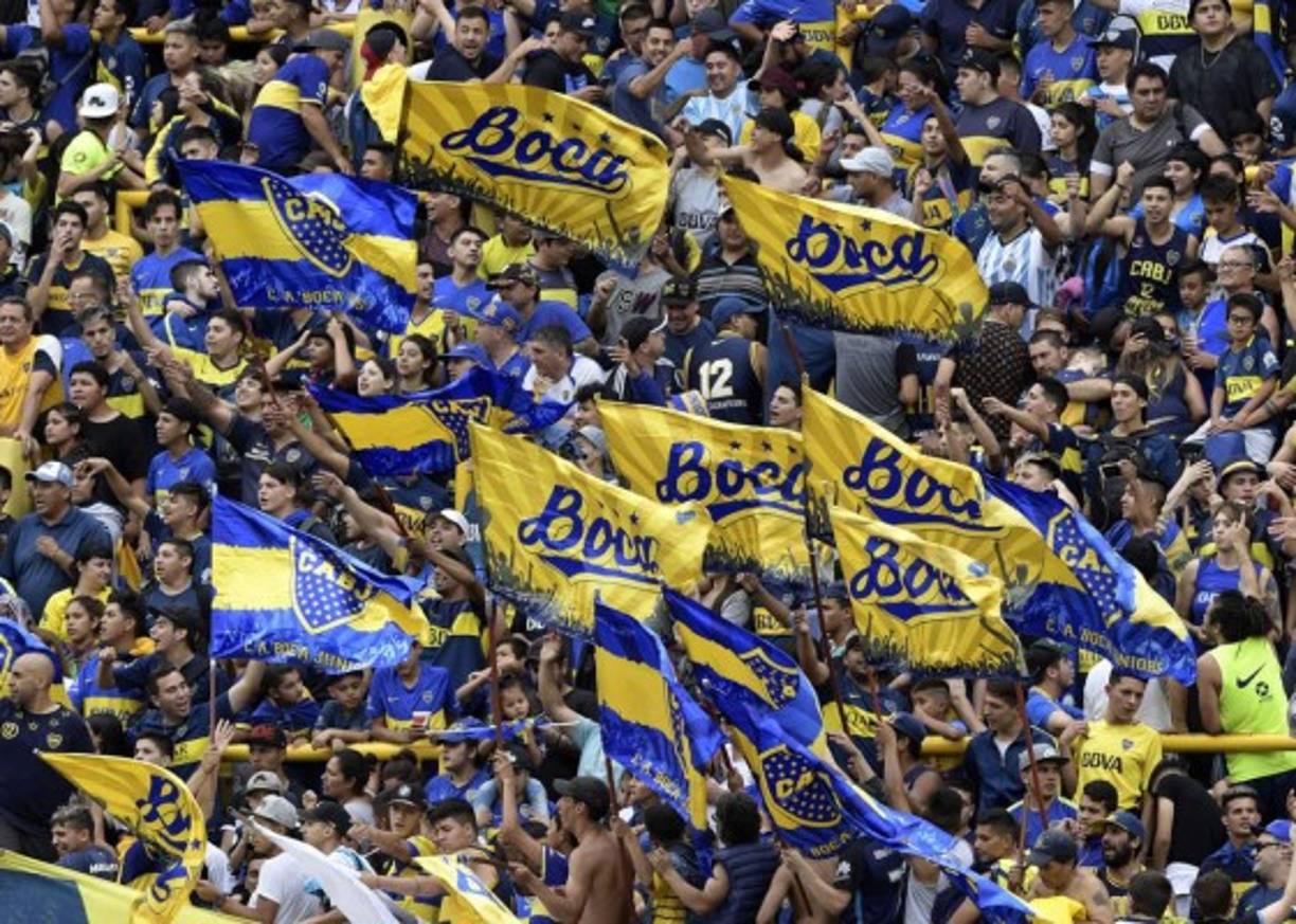 Al ingresar al césped, la plantilla recibió una gran ovación y fueron vitoreados los principales referentes mientras realizaban unos ejercicios livianos con pelota.