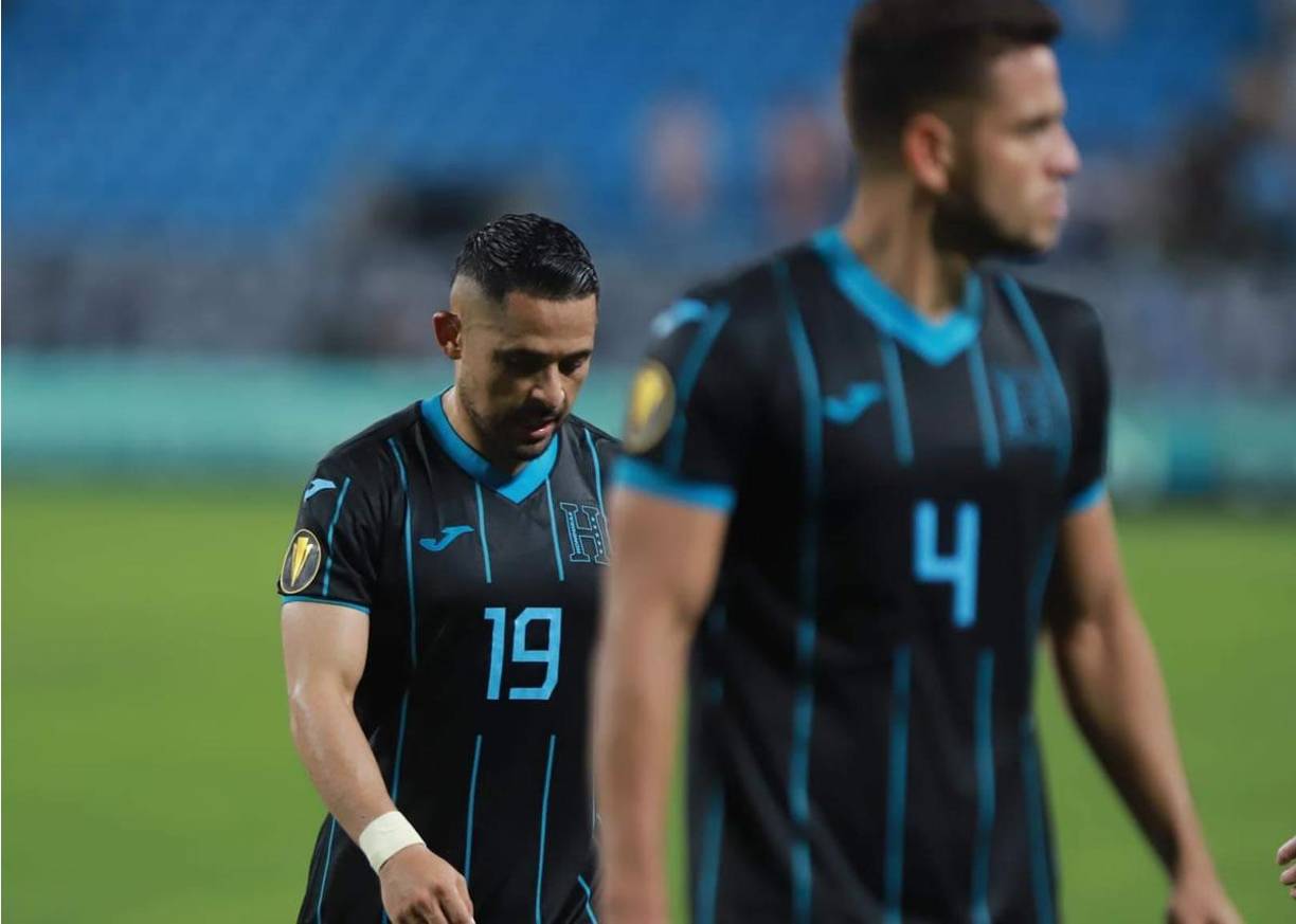 Omar Elvir, triste y cabizbajo por la eliminación de Honduras.
