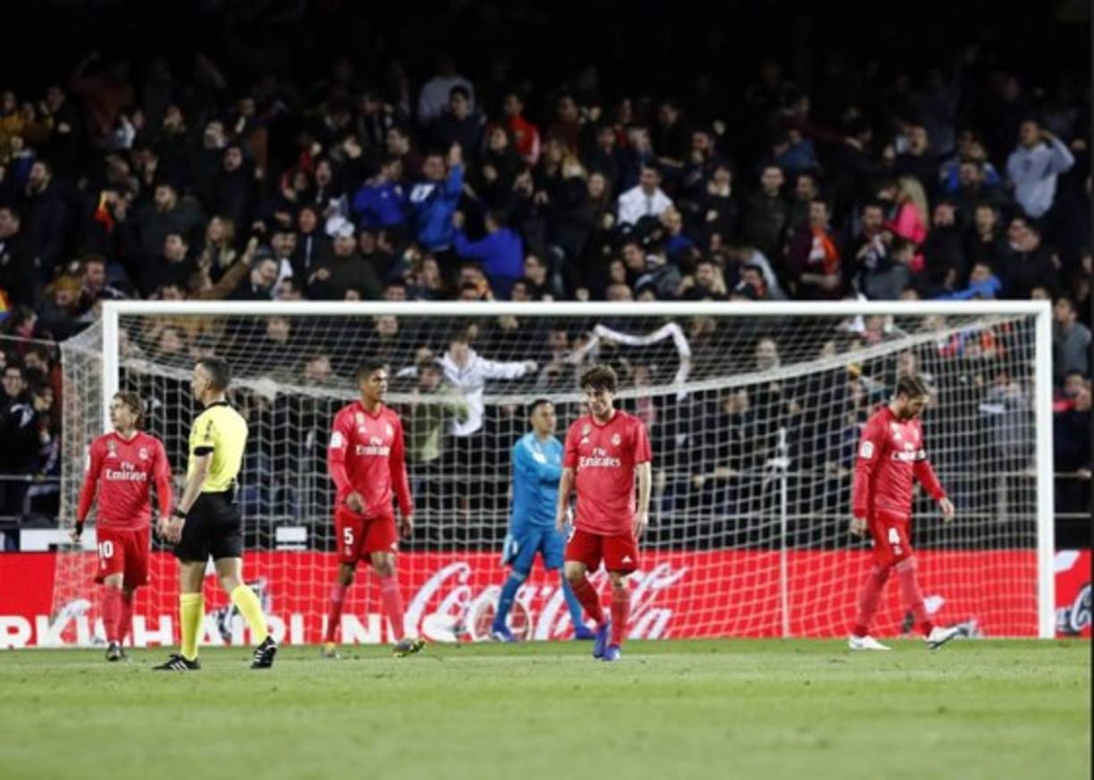 Los jugadores del Real Madrid abatidos tras el primer gol de Gonçalo Guedes. Foto Diario As