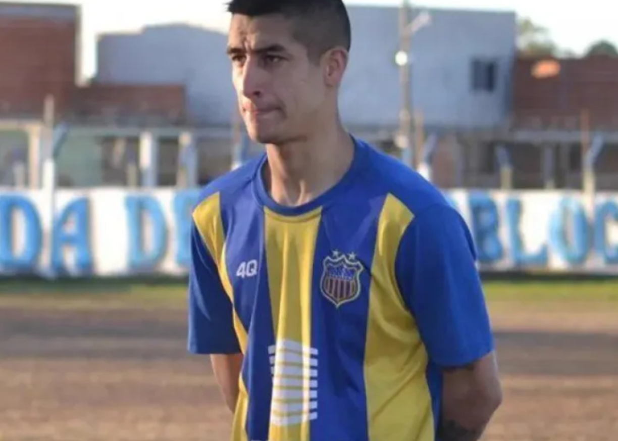 El jugador conducía su motocicleta y fue embestido por un vehículo, lo que le provocó un fuerte golpe al caer sobre el asfalto, muriendo prácticamente en el momento.