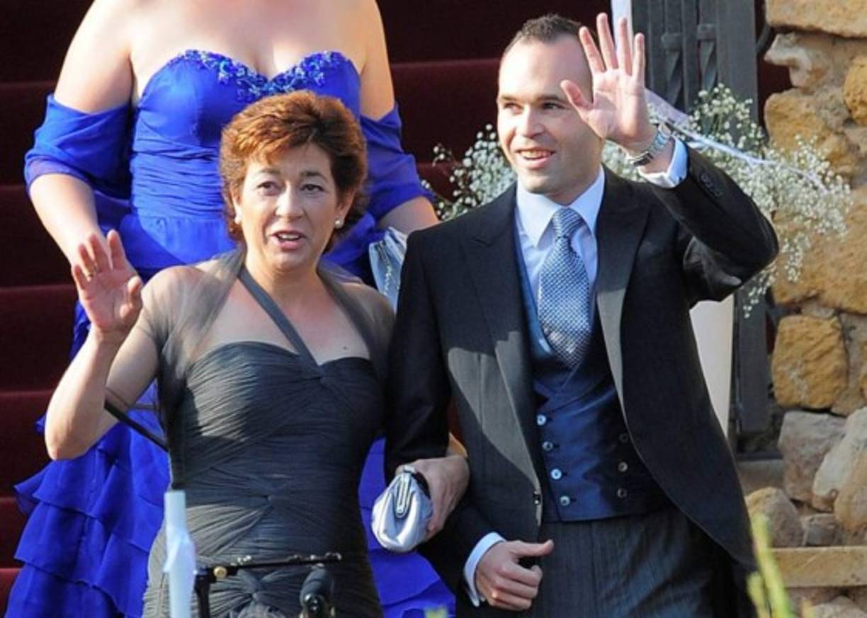 Andrés Iniesta - El mediocampista español es un tipo muy reservado y de familia. En diversas ocasiones se le ha visto por las calles de Barcelona con su mujer o sus padres. En la foto está junto a María Luján, su madre, en su boda.