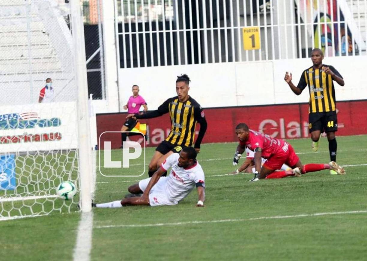 Jerry Bengtson se tiró en barrida para marcar el gol del Olimpia tras el pase de Michaell Chirinos.