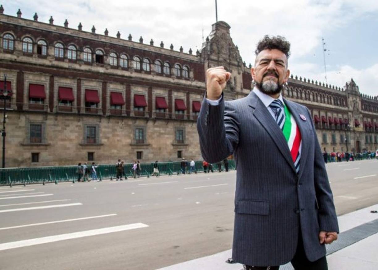 El roquero<br/>Con sus brazos tatuados, arracadas en los oídos y peinado punk, el cantante de rock Sergio Arau, exvocalista de la banda Botellita de Jerez, presentó una candidatura de parodia a la presidencia de México.<br/>Compuso la canción 'Quiero ser presidente' junto a su nueva banda Heavy Mex bajo el eslogan 'chingarte (joderte) es mi compromiso'.<br/>