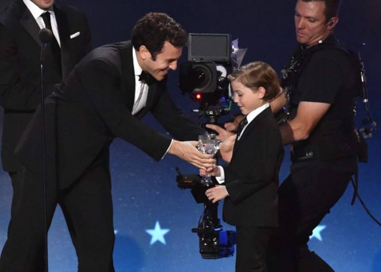 Jacob Tremblay al recibir su primer premio en la 21 entrega de los Critics' Choice 2016.