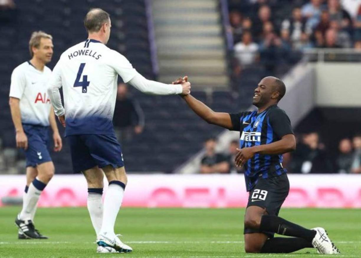 David Howells, ex mediocampista inglés, junto al hondureño David Suazo.