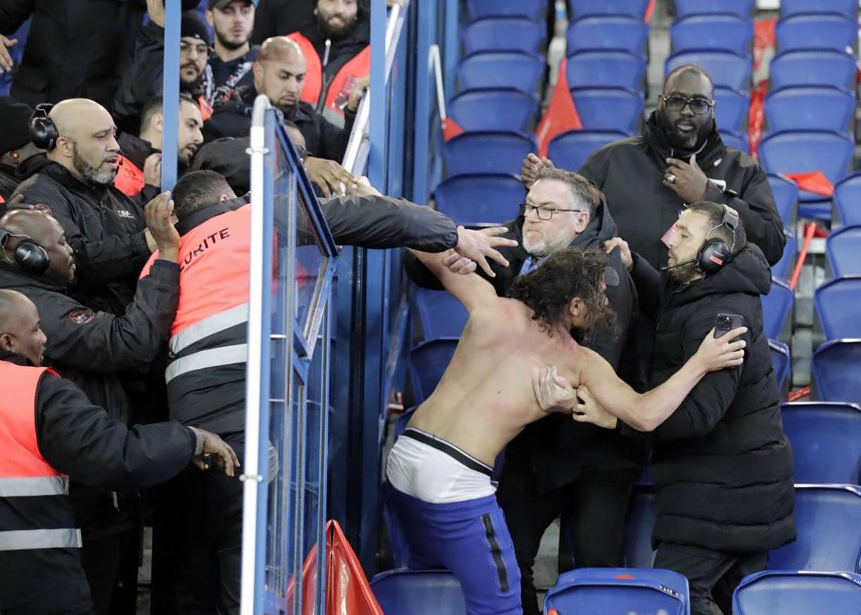 Un aficionado del Bayern Múnich fue detenido en las gradas del Parque de los Príncipes tras pelearse con hinchas del PSG.