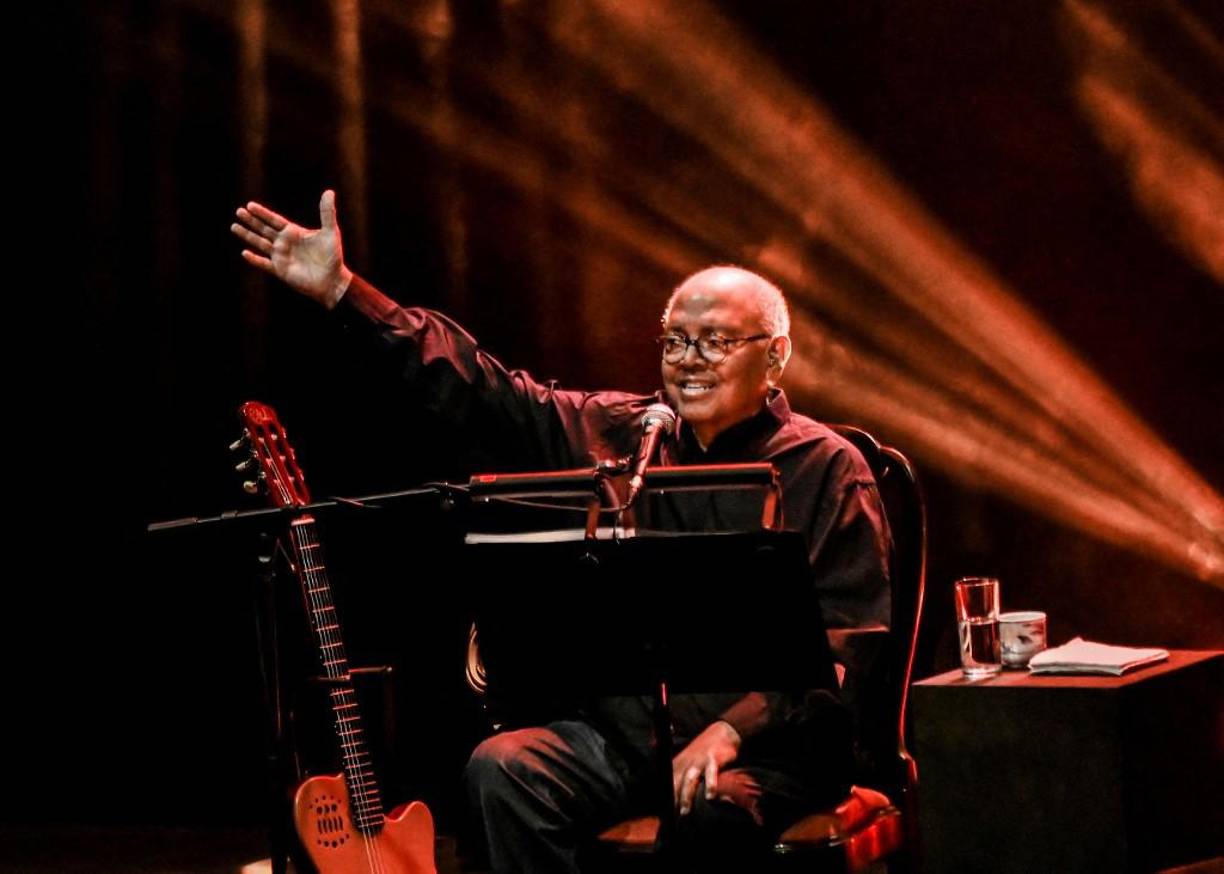 Artistas e intelectuales lloran a Pablo Milanés, uno de los cantautores más importantes de la historia de la isla que falleció este martes en Madrid tras una larga enfermedad y cuya carrera generó la “banda sonora” de sus vidas.