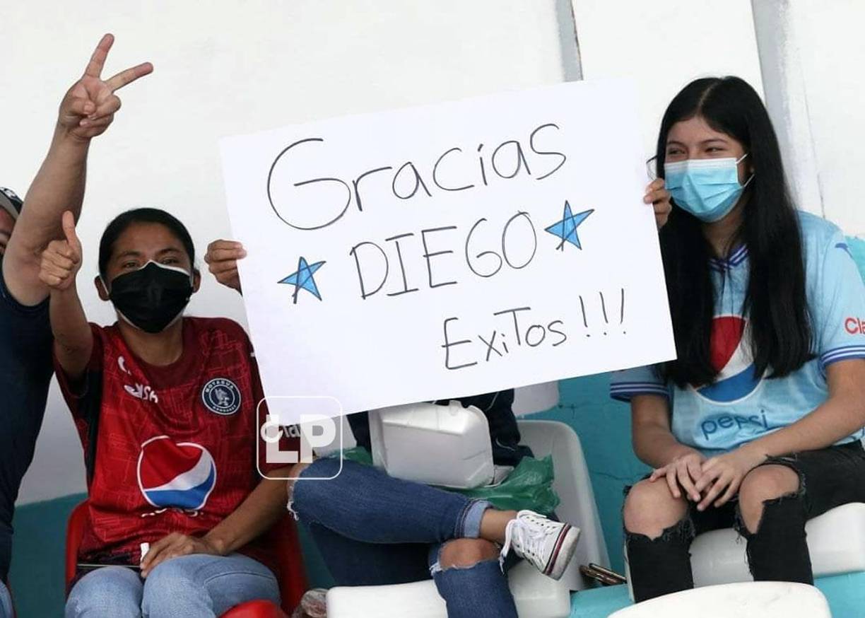 “Gracias Diego, éxitos”. Aficionados de Motagua llegaron al estadio Nacional con pancartas de agradecimiento para Diego Vázquez.