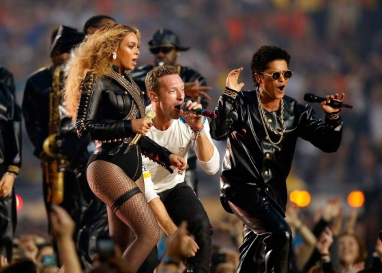 Beyonce, Chris Martin de Coldplay y Bruno Mars en el espectáculo de medio tiempo del Super Bowl.